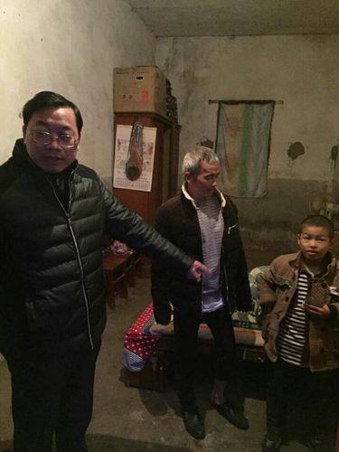 鄂州市信访局局长丁天云一行到驻点村慰问困难群众